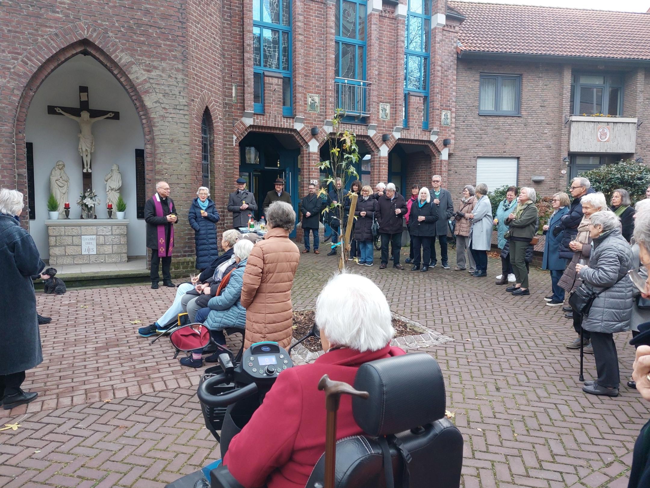 Einweihung der 'Plauderbänke' auf dem Kirchplatz (c) D. Rehaag Einweihung der 'Plauderbänke' auf dem Kirchplatz